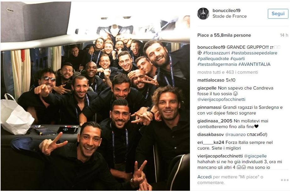 Selfie di gruppo immancabile al ritorno da Parigi: da notare De Rossi appollaiato sulle cappelliere.